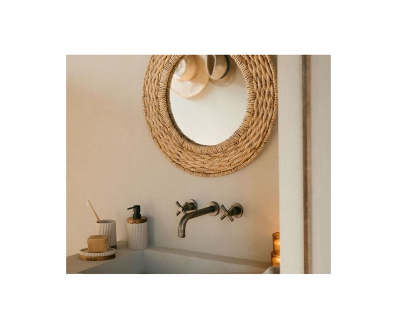 Espejo de pared redondo de ratán y madera de Andrea House — Singular